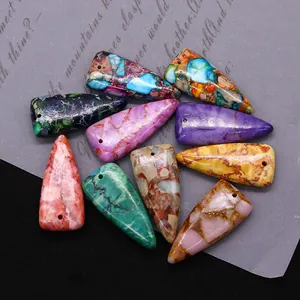 Set di 10 ciondoli triangolari in pietra naturale colorata per la creazione di collane fai da te