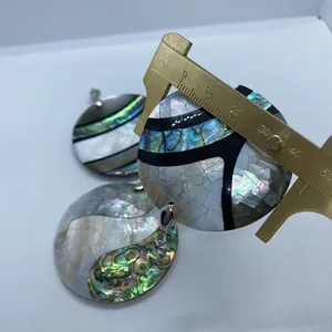 Dettaglio di un ciondolo a mosaico rotondo da 40mm in abalone e madreperla