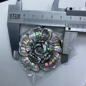 Mesure détaillée d'un pendentif fleur sculpté de 45 mm en nacre noire et coquillage