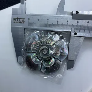 Vue détaillée d'un pendentif rose en nacre noire de 43mm mesuré au pied à coulisse