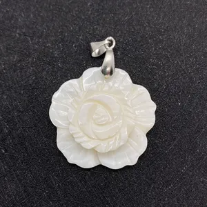Pendentif rose en coquillage naturel à trois couches avec bélière argentée sur fond noir