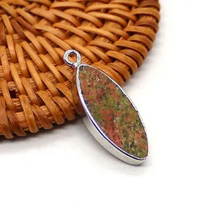 Dettaglio del ciondolo a marquise in pietra Unakite con bordo in metallo argentato