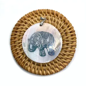 Vue détaillée du pendentif en nacre naturelle avec incrustation d'éléphant en métal argenté