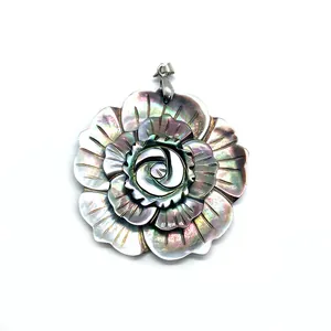 Pendentif fleur sculptée en nacre naturelle à trois couches avec reflets irisés