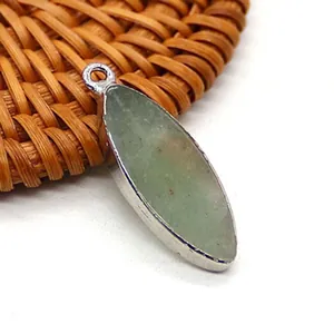Vista macro del pendente in opale marquise con bordo in metallo argentato e anello superiore