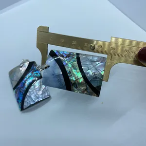 Dettaglio del ciondolo rettangolare in abalone da 40 mm misurato con un calibro