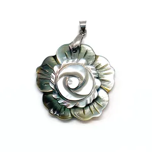 Pendentif fleur sculptée en nacre naturelle à trois couches avec reflets irisés