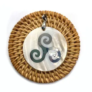 Pendentif rond en nacre naturelle avec triskèle et bélière 18K sur rotin