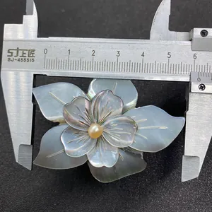 Mesure détaillée de la taille d'un pendentif fleur en nacre de 5,4 cm avec perle