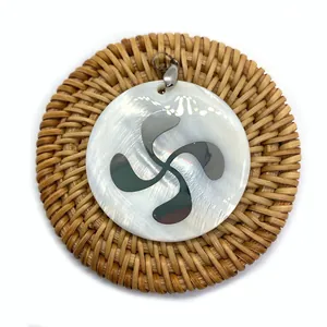 Pendentif rond en nacre naturelle avec emblème Lauburu en métal pour colliers artisanaux