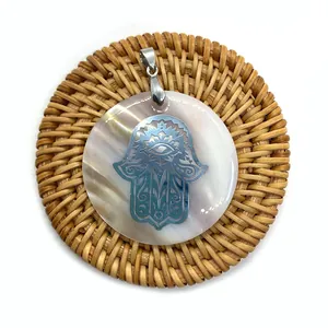Main de Fatma et Œil protecteur sur pendentif en nacre ronde pour création de bijoux