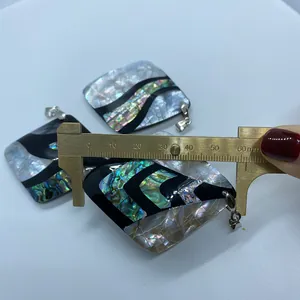 Dettaglio macro del ciondolo in conchiglia di abalone da 50mm con gancio d'argento