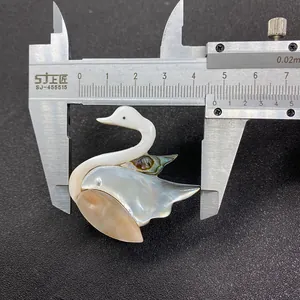 Mesure du pendentif cygne en nacre sculptée avec un pied à coulisse indiquant 45mm
