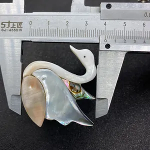 Détail du pendentif cygne en coquille naturelle mesuré par un pied à coulisse