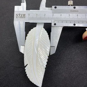 Détail montrant la largeur de 28mm du pendentif plume en nacre avec un pied à coulisse