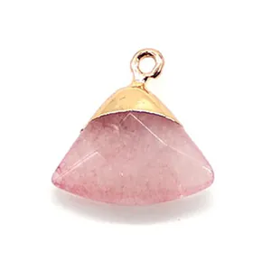 Makroaufnahme von gefächertem rosa Quarzanhänger mit goldfarbenem Metall-Kettenverschluss