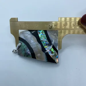 Dettaglio del ciondolo in conchiglia di abalone con misura di 40mm tramite calibro