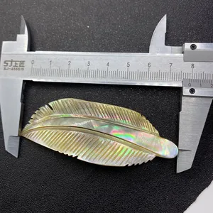 Vue détaillée d'un pendentif plume en nacre naturelle de 7,5cm aux reflets irisés