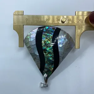 Dettaglio della misura della larghezza del pendente a conchiglia 42mm forma a ventaglio