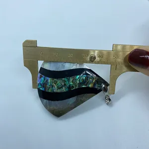 Dettaglio del ciondolo a goccia in conchiglia abalone da 45 mm con gancio in metallo