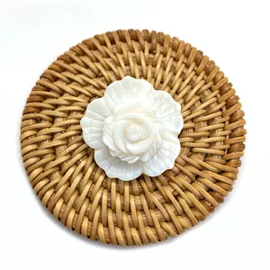 Pendentif rose sculpté à la main en nacre naturelle pour la création de bijoux DIY