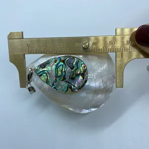 Dettaglio del ciondolo in conchiglia mista con calibro che misura 55 mm di larghezza