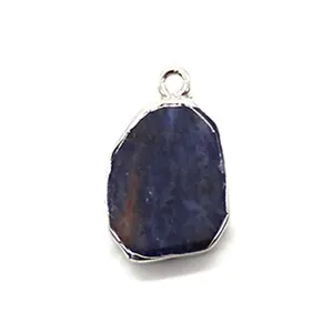 Detail eines unregelmäßigen blauen Naturstein-Anhängers mit versilbertem Rand für DIY