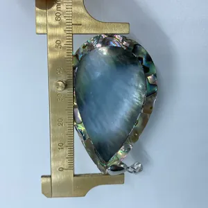 Dettaglio di pendente a goccia da 60mm con intarsio in abalone e calibro a corsoio in ottone
