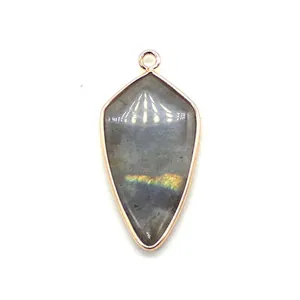 Détail macro du pendentif labradorite en forme de larme avec reflets et cadre rose doré