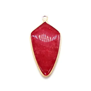 Gros plan du pendentif bouclier en agate rouge avec contour en métal plaqué or fin