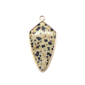 Détail du pendentif en jaspe dalmatien en forme de feuille avec bordure en métal doré