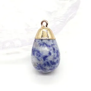Macro-opname van blauw-witte natuursteen waterdruppel hanger met vergulde metalen kap
