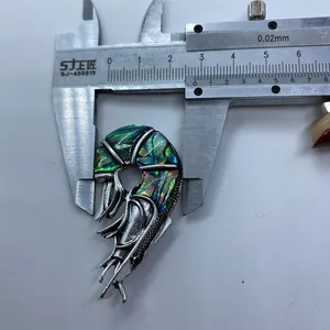 Gedetailleerde meting van de garnaalbroche van 2,8 cm met een digitale schuifmaat