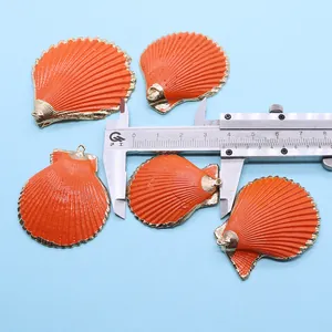 Vue détaillée d'un pendentif feston orange de 3,2 cm avec bord doré et pied à coulisse