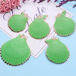 Cinq pendentifs en forme de coquille verte avec bordure dorée sur fond décoratif