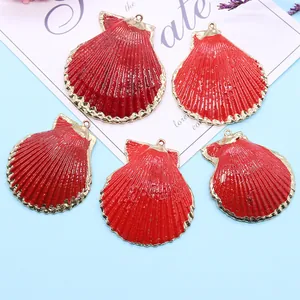 Lot de cinq pendentifs coquillages rouges avec bords dorés pour la création de bijoux