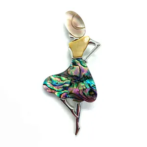Dettaglio della spilla ballerina con gonna in conchiglia di abalone e madreperla