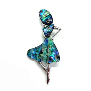 Dettaglio di un'elegante spilla a ballerina con intarsio in conchiglia naturale di abalone
