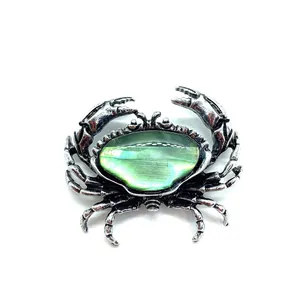 Vintage Krabbenbrosche mit natürlichem Muscheleinleger und silbernem Metallrahmen