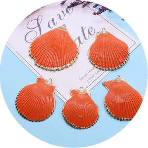 Cinq pendentifs coquillages orange avec bordure dorée pour la création de bijoux DIY