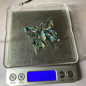 Λήψη macro πεταλούδας από όστρακο 12,84g σε ψηφιακή ζυγαριά που δείχνει το ακριβές βάρος