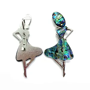 Elegante spilla ballerina con intarsio in conchiglia di abalone e base in metallo argento