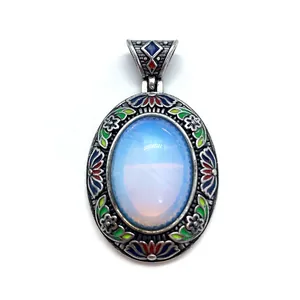 Dettaglio del ciondolo ovale vintage con intarsio in abalone e finiture in smalto colorato