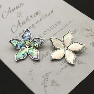 Pendenti a fiore in abalone naturale e madreperla bianca su sfondo elegante