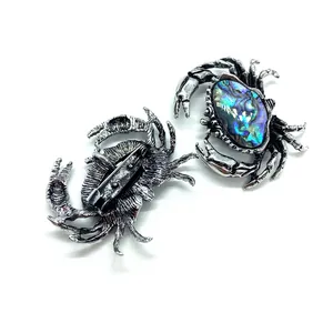 Exquisite Krabbenbrosche in Altsilber-Optik mit irisierenden Abalone-Muscheleinlagen
