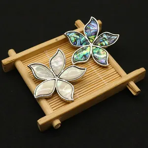 Spilla pendente a fiore in abalone naturale e madreperla bianca con bordo in argento