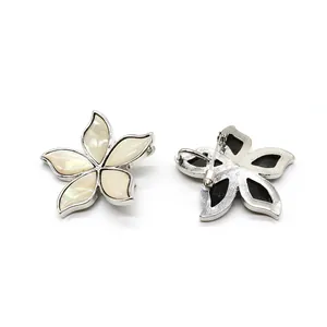 Spilla a fiore in conchiglia naturale con inserto in metallo e design a doppio uso