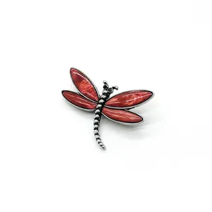 Spilla a libellula creativa con inserto in conchiglia rossa naturale e metallo argento