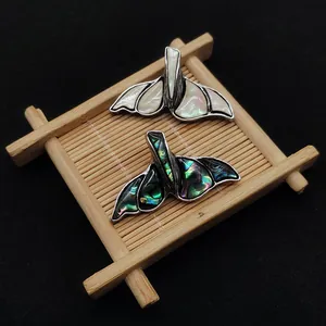 Walvisstaart hangers van wit parelmoer en kleurrijke abalone schelp met zilveren details