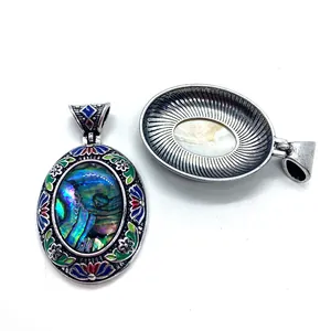Ciondolo ovale in cloisonné con intarsio in abalone naturale e motivo floreale smaltato